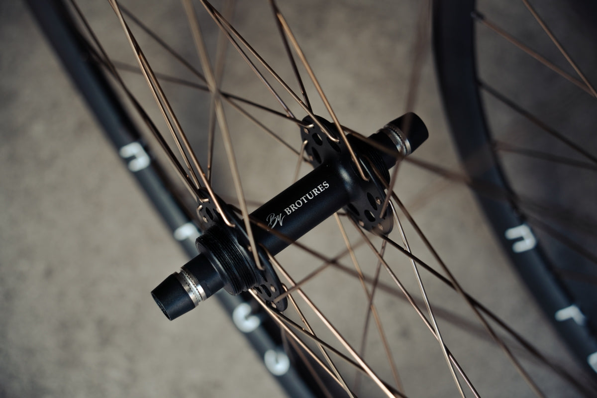 H PLUS SON AT-25 × BROTURES TRACK HUB